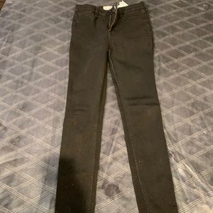 Lightly worn black jeans no holes. Great for work!